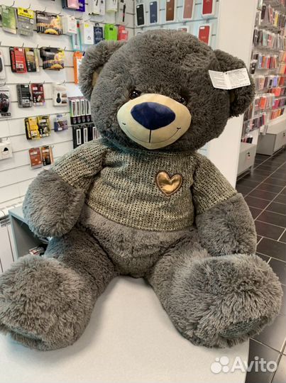 Большой плюшевый медведь