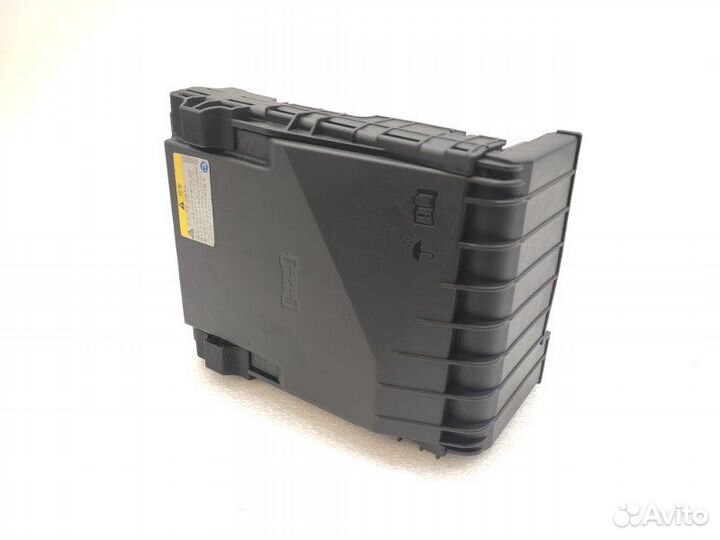 Блок предохранителей под капот Volkswagen Passat