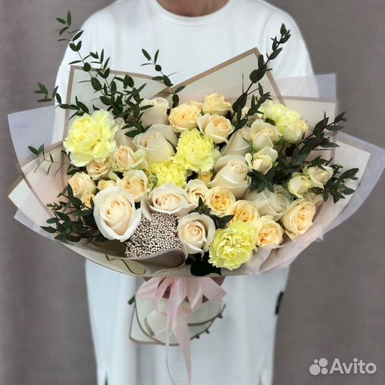 Сборный букет в бело-лимонной гамме с розами
