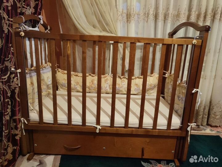 Детская кроватка с маятником и комодом