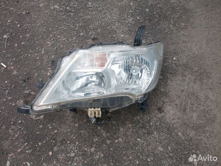 Фара Nissan Serena