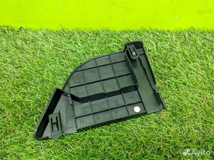 Заглушка левая Toyota Land Cruiser URJ202 1UR-FE