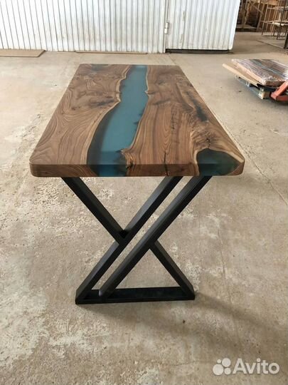 Стол из массива карагача река
