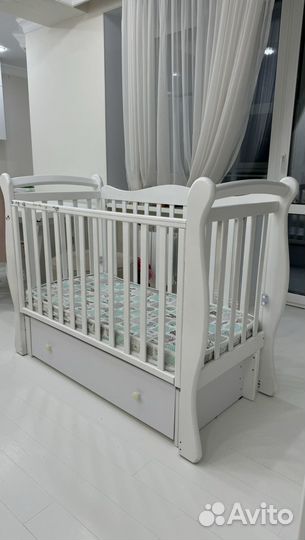 Детская кроватка с маятником