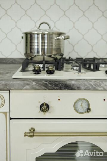 Кухонный гарнитур массив с витрины