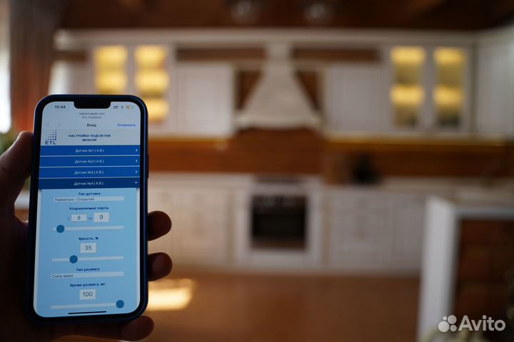 Система умной подсветки мебели и гардероба с датчи