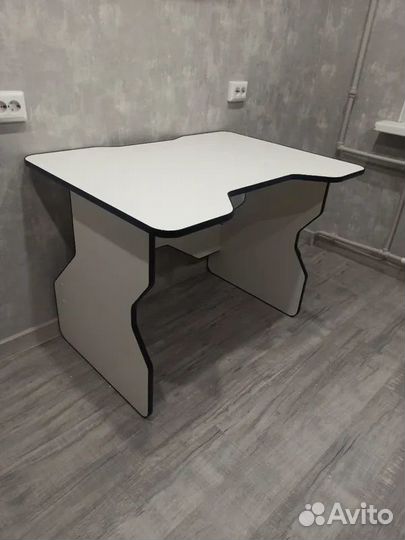 Компьютерный стол игровой