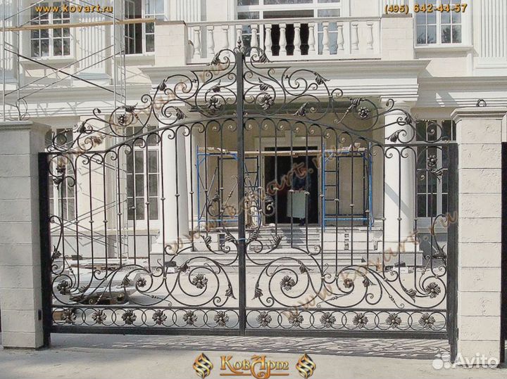 Кованые распашные ворота металлические