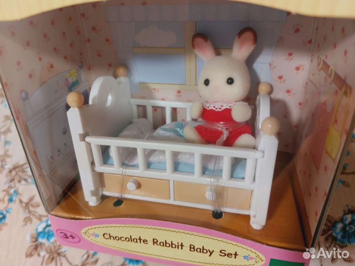 Малыш с кроваткой новый Sylvanian Families