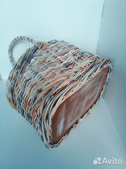 Корзина плетеная из бумажной лозы