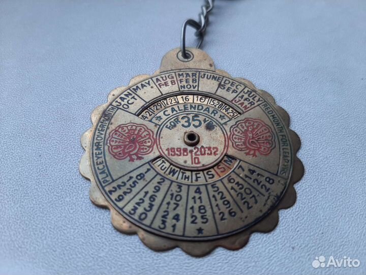 Вечный (почти) календарь брелок латунь