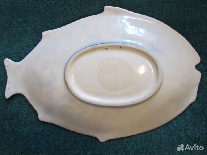 Фарфоровые статуэтки и два блюда на стену