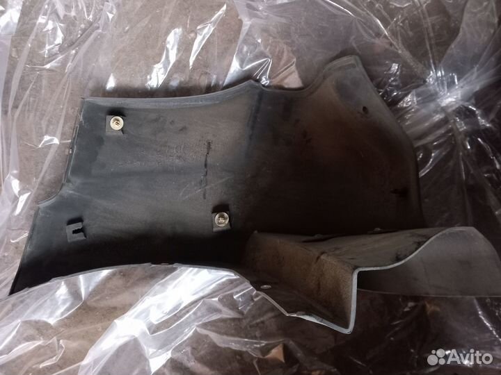 Mitsubishi Pajero 3 брызговик передний правый