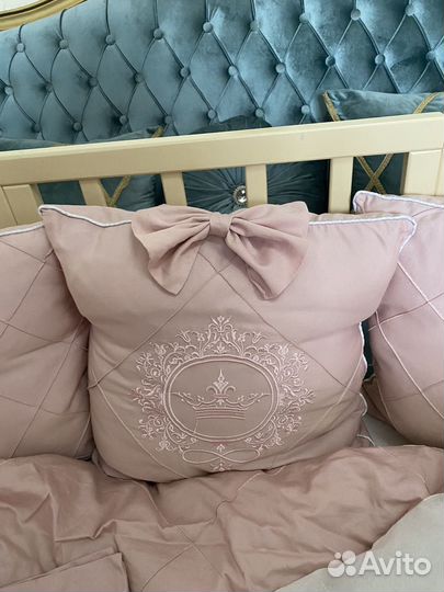 Детская кроватка с маятником