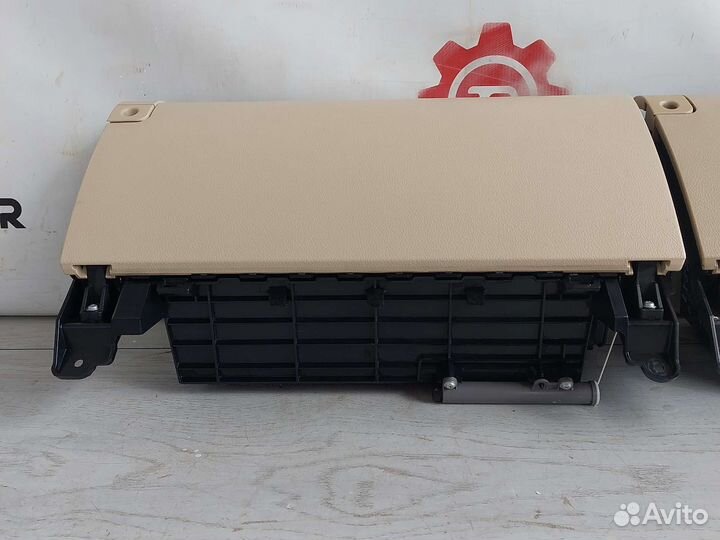 Lexus LX570 Бардачек