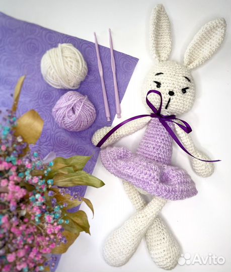 Вязанная игрушка - зайка