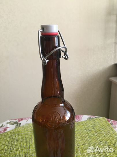 Коричневые бутылки с пробкой