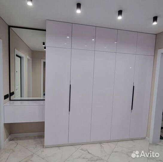 Зеркальный шкаф