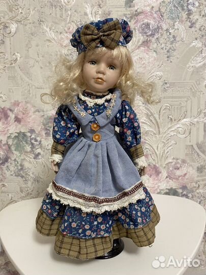 Кукла фарфоровая