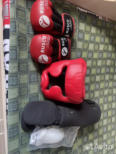 Боксерские перчатки, шлем