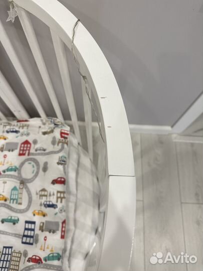 Детская кроватка с маятником