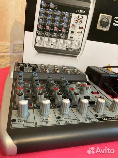 Микшерный пульт behringer