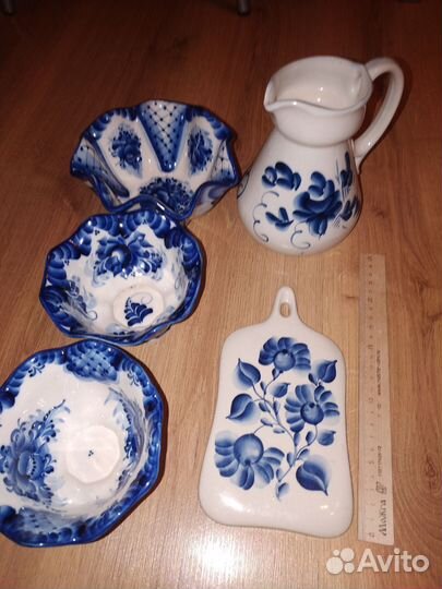 Салатники бронь, доска и кувшин Гжель