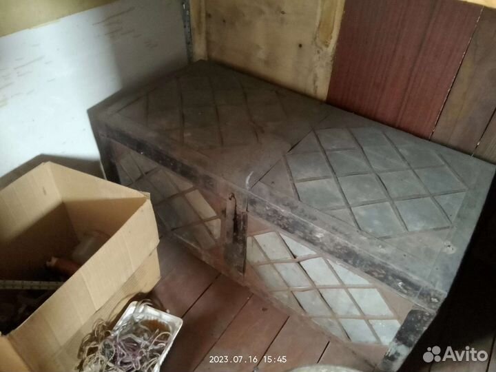 Сундук старинный