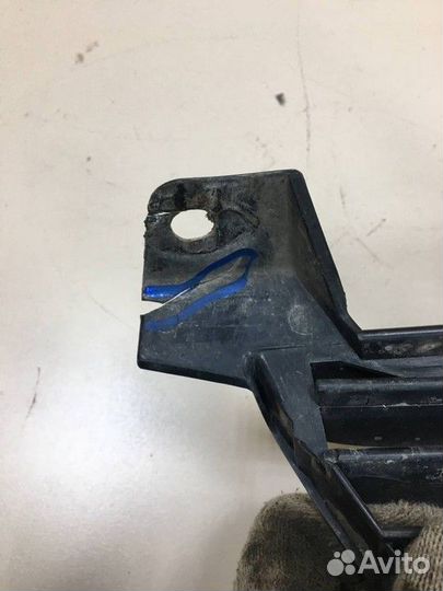 Решетка радиатора левая Nissan Almera