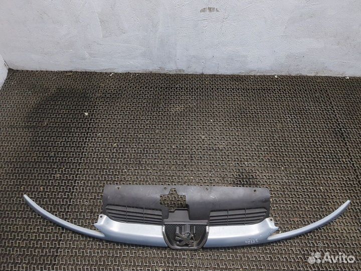 Решетка радиатора Peugeot 206, 2002