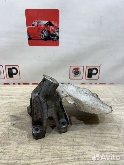 Кронштейн двигателя левый Porsche Macan