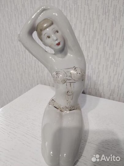 Статуэтка фарфор пляжница купальщица городница