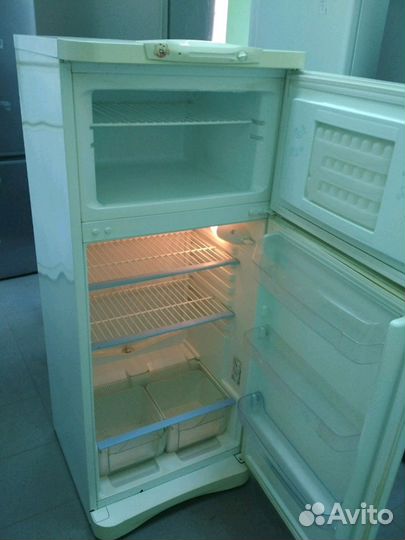 Холодильник б/у марка Indesit