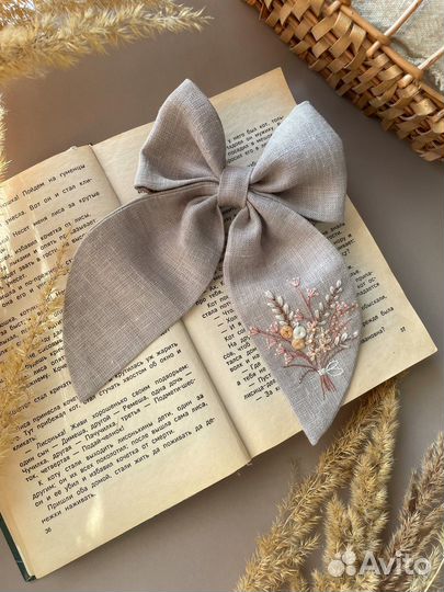 Бант с вышивкой на заколке ручная работа