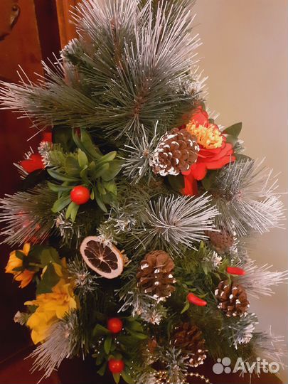 Заснеженная сосна с украшениями