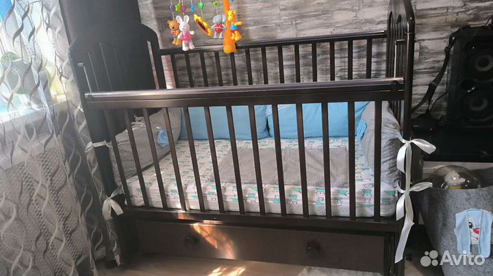 Детская кроватка с универсальным маятником