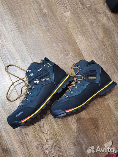 Походные ботинки