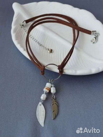 Чокер этно с перьями на шнурке