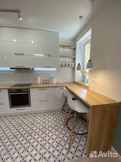 Угловая кухня под потолок на заказ в Омске