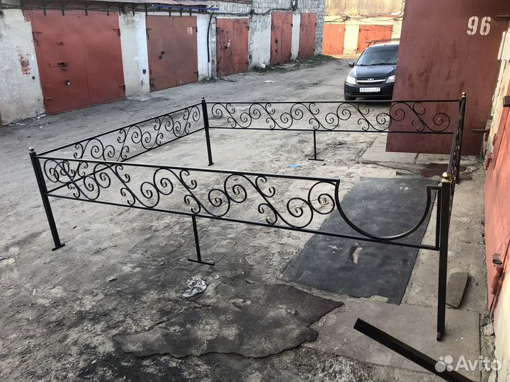 Могильные ограды, скамейки и столы