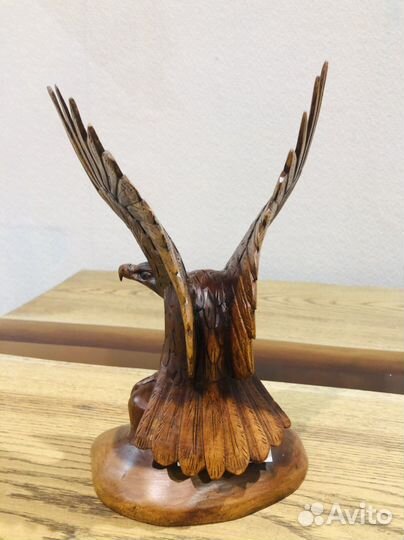 Орел из дерева