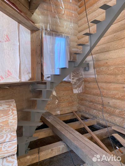 Металлическая лестница, изделия из металла