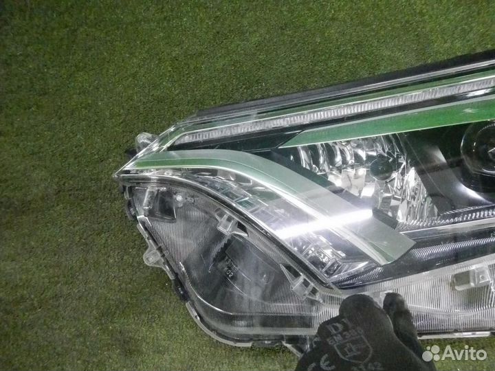 Фара левая Toyota RAV4