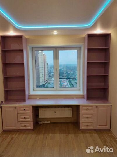 Рабочая зона в углу у окна