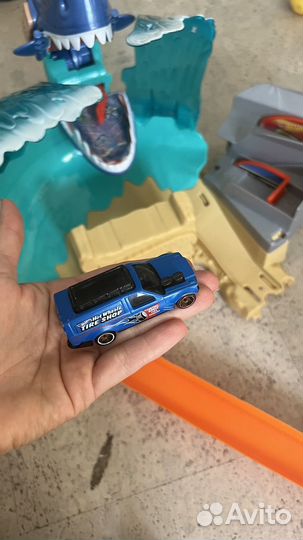 Гоночный трек hot wheels схватка с акулой