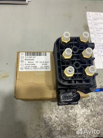 Блок клапанов пневматической подвески Audi VW