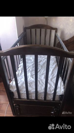 Детская кроватка с продольным маятником