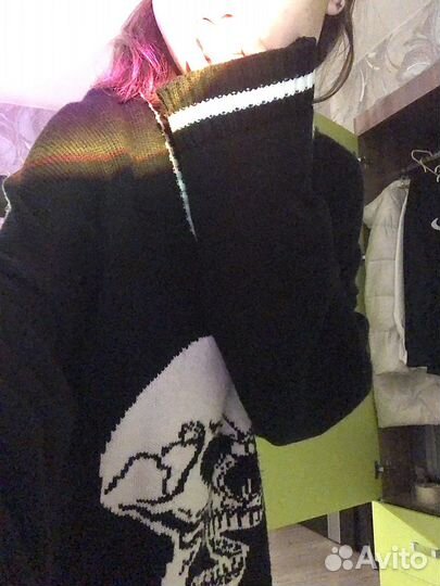 Свитер с черепом