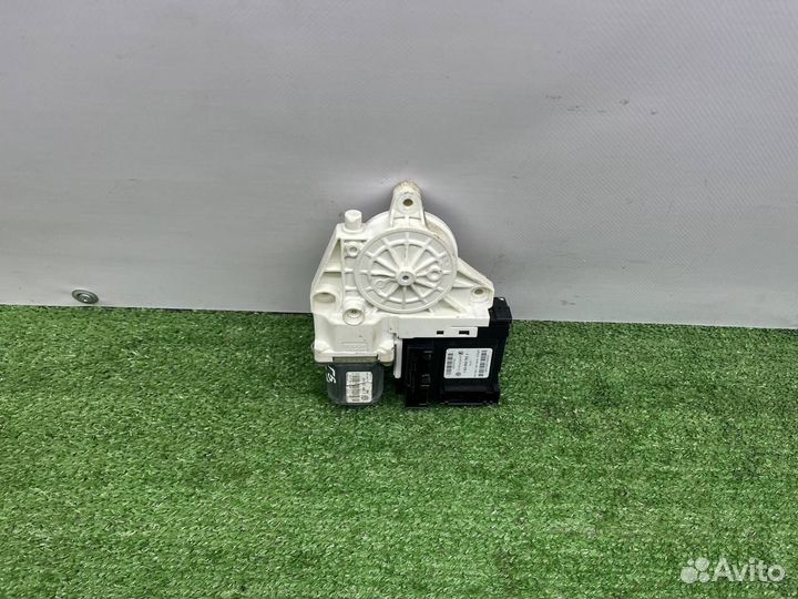 Моторчик стеклоподъемника передний правый Volkswagen1k0959792