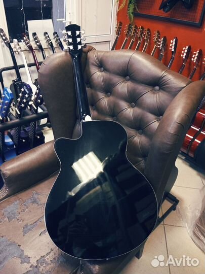 Электроакустическая гитара черная